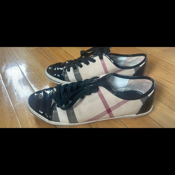 Designer Women’s Burberry Patent leather Sneakers - Size 40 - Picture 1 of 3